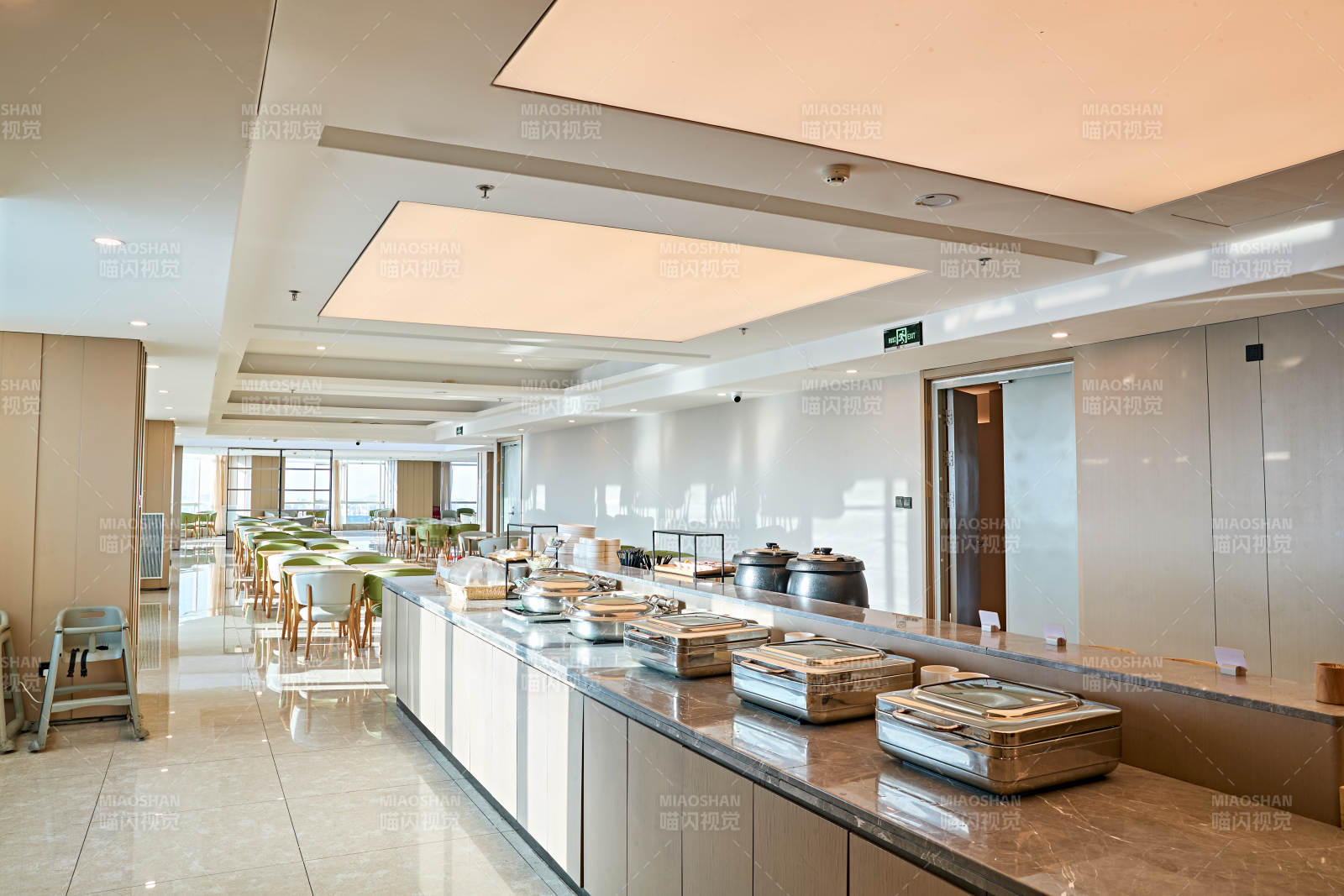 整洁明亮的酒店自助餐厅