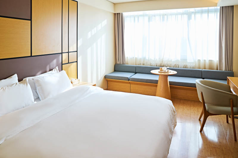 明亮整洁干净的酒店宾馆客房