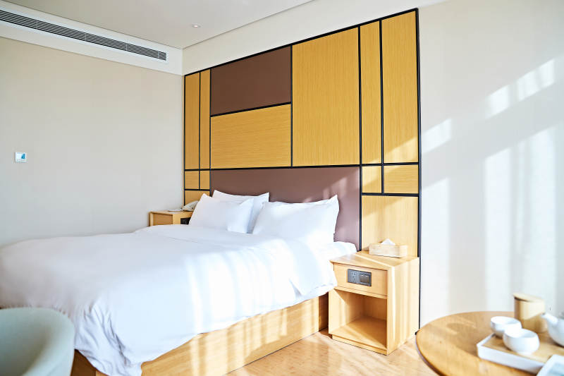 明亮整洁干净的酒店宾馆客房