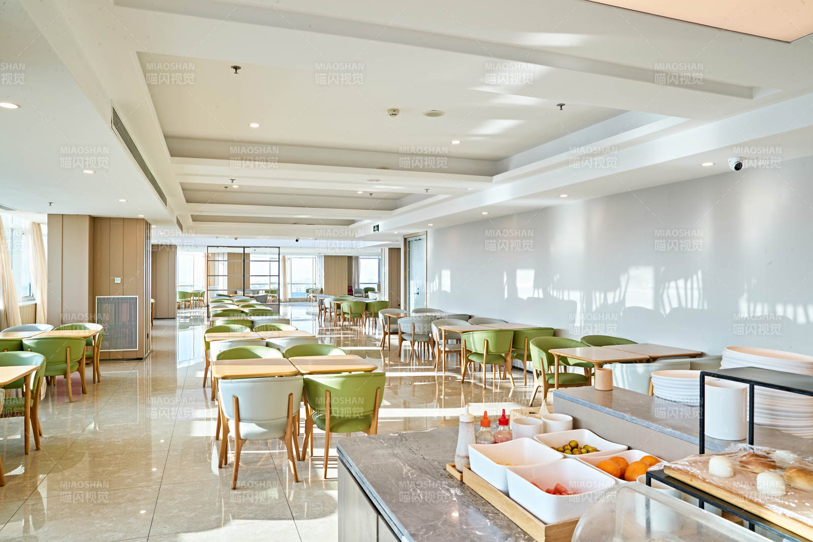 整洁明亮的酒店自助餐厅
