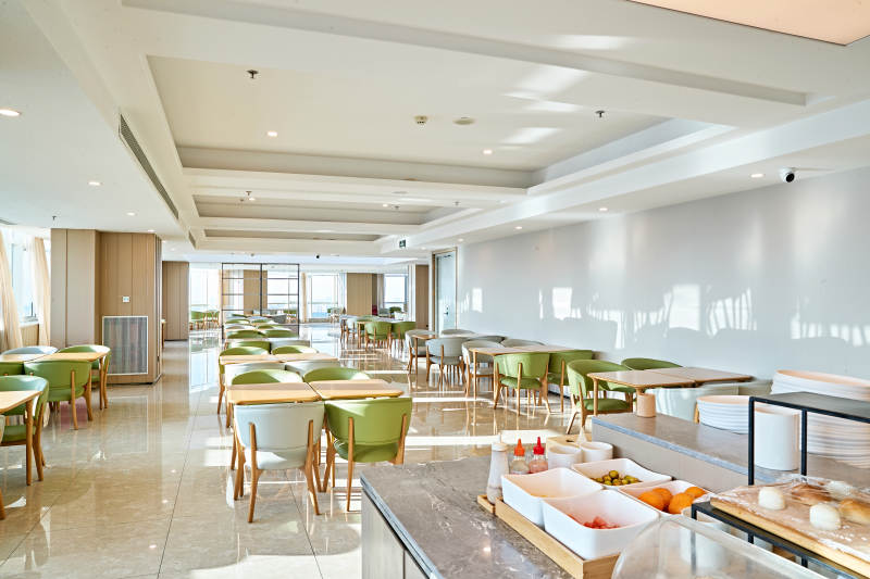 整洁明亮的酒店自助餐厅