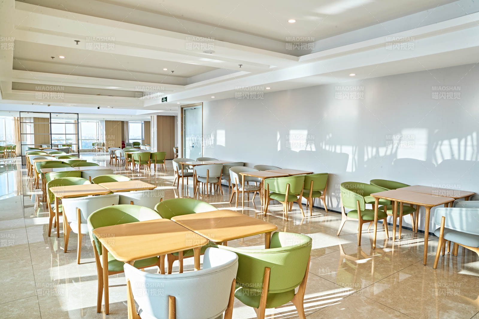 整洁明亮的酒店自助餐厅