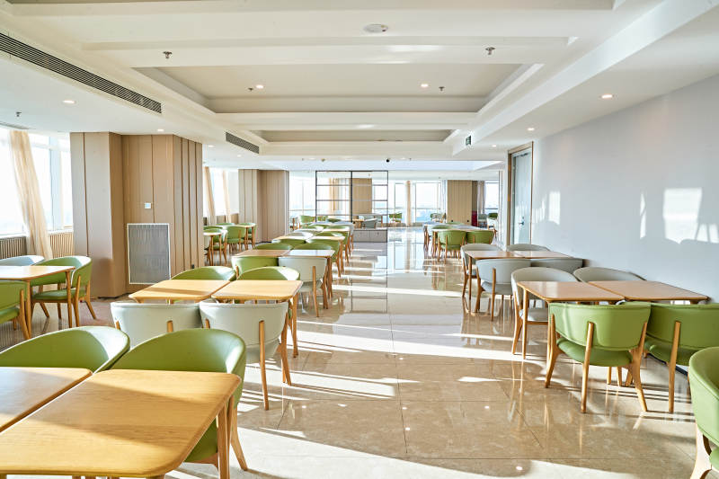 整洁明亮的酒店自助餐厅