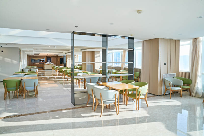 整洁明亮的酒店自助餐厅