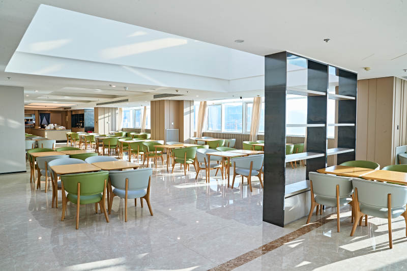 整洁明亮的酒店自助餐厅