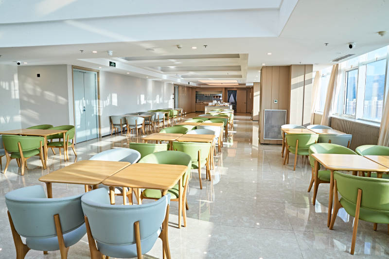 整洁明亮的酒店自助餐厅