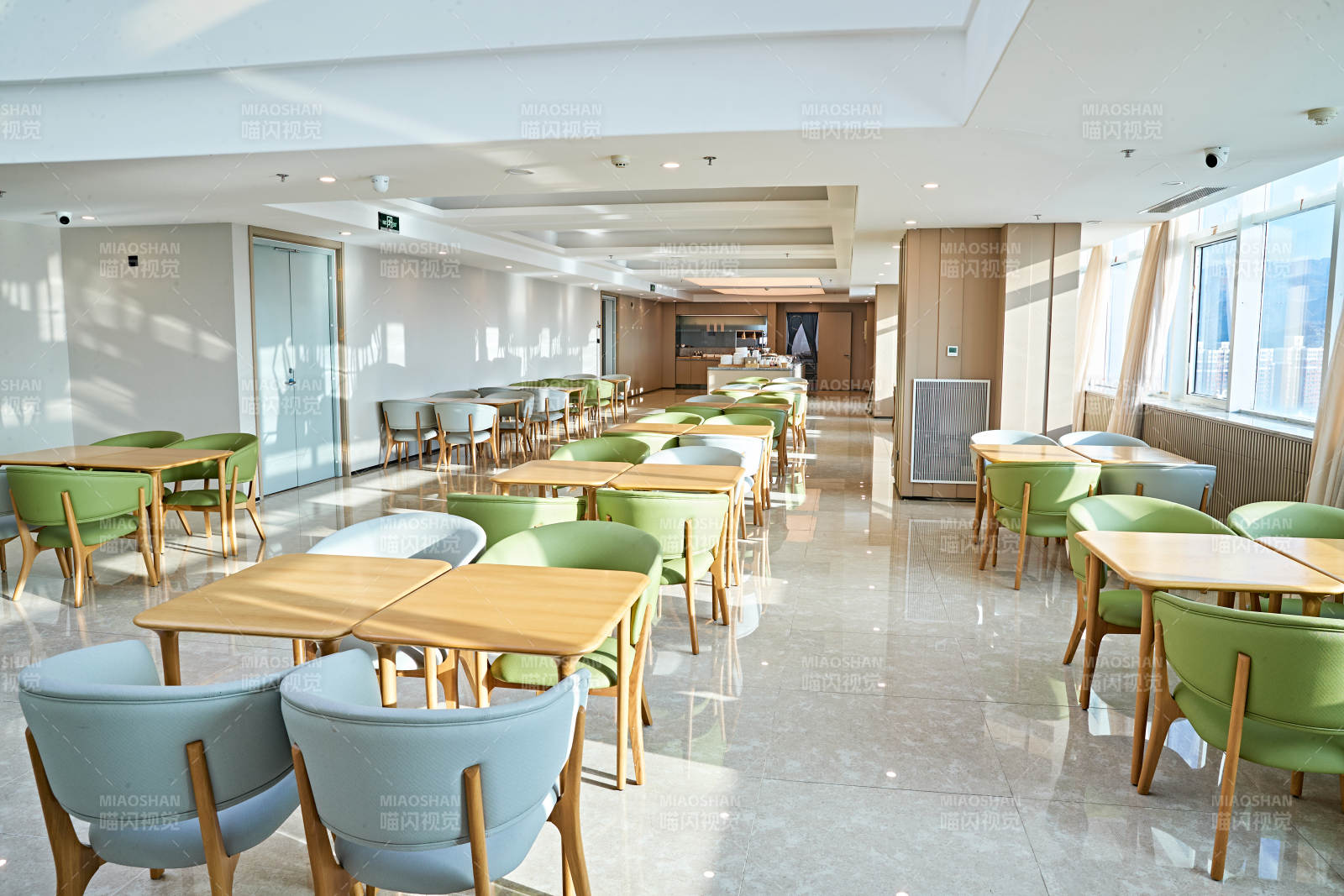 整洁明亮的酒店自助餐厅