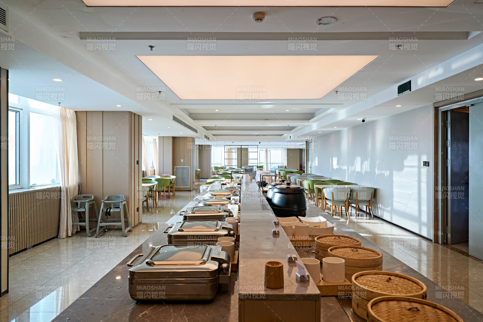 整洁明亮的酒店自助餐厅