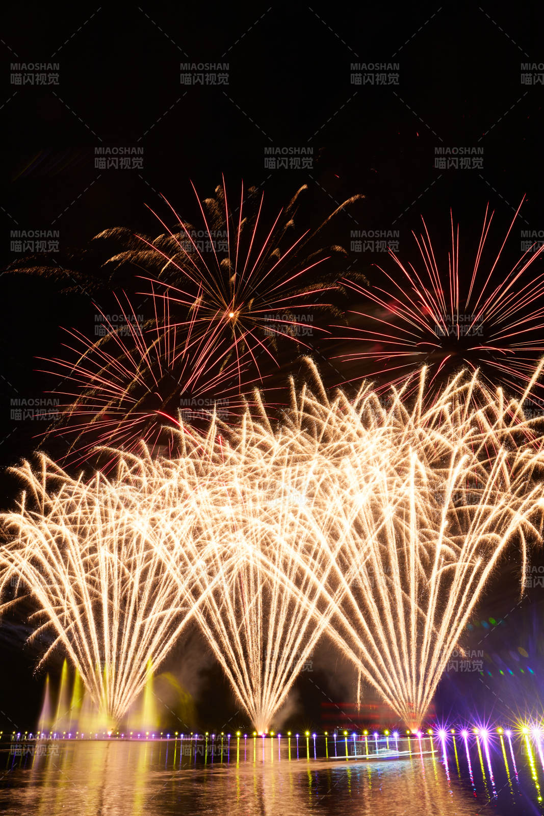 旅游景区湖面绽放的绚丽烟花礼花竖图