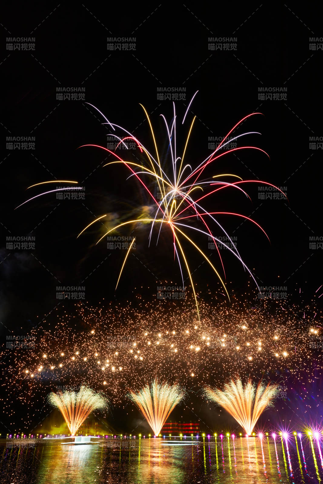 旅游景区湖面绽放的绚丽烟花礼花竖图