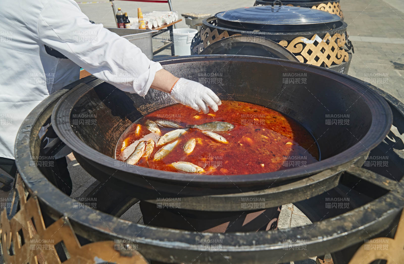 户外柴火铁锅炖煮的刚捕捞的野生鱼汤