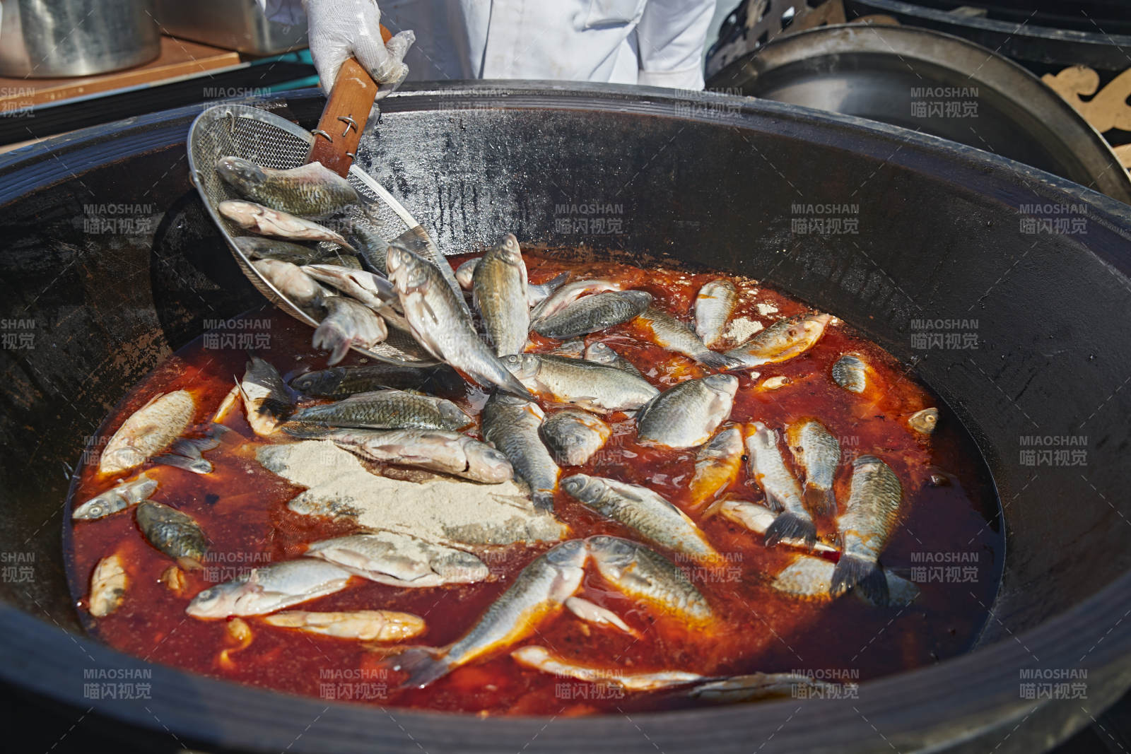 户外柴火铁锅炖煮的刚捕捞的野生鱼汤