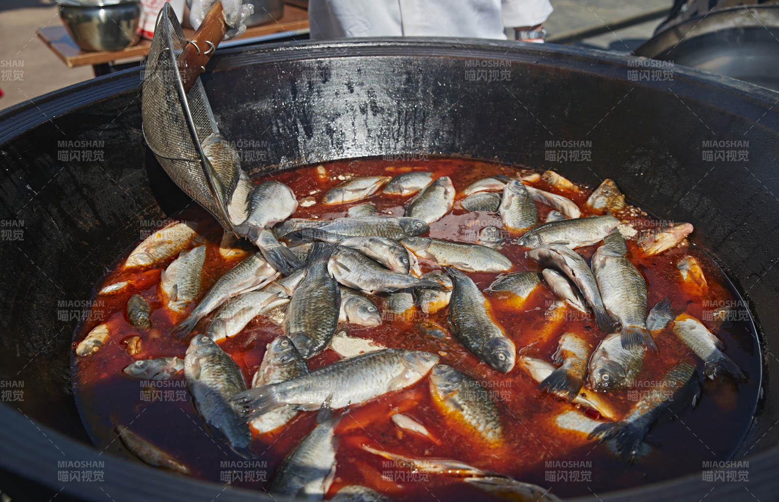 户外柴火铁锅炖煮的刚捕捞的野生鱼汤