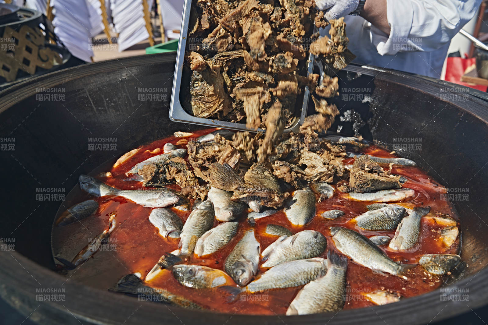 户外柴火铁锅炖煮的刚捕捞的野生鱼汤