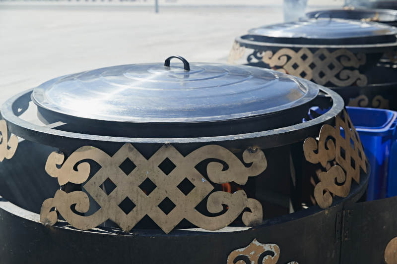 户外柴火铁锅炖煮的刚捕捞的野生鱼汤