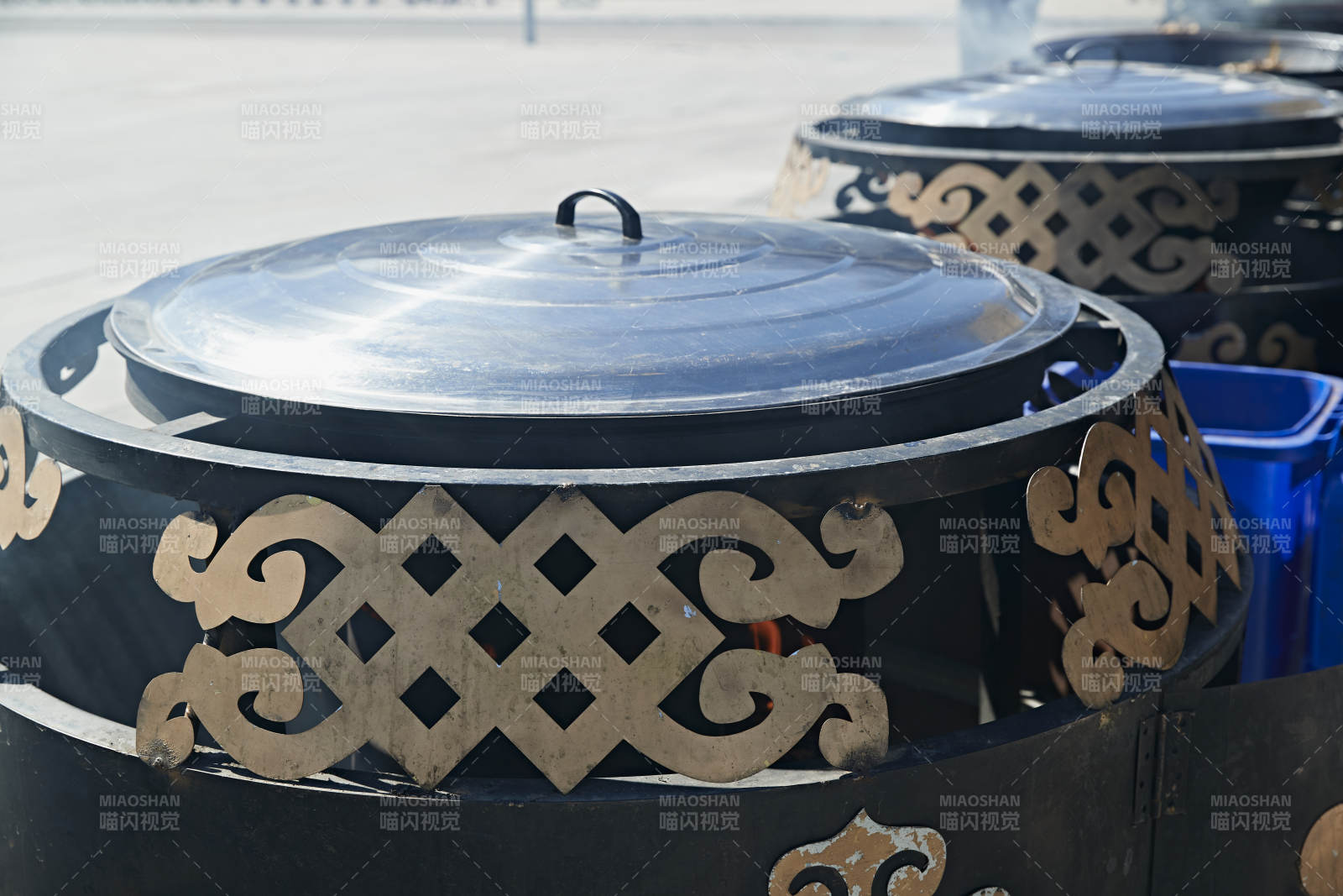 户外柴火铁锅炖煮的刚捕捞的野生鱼汤