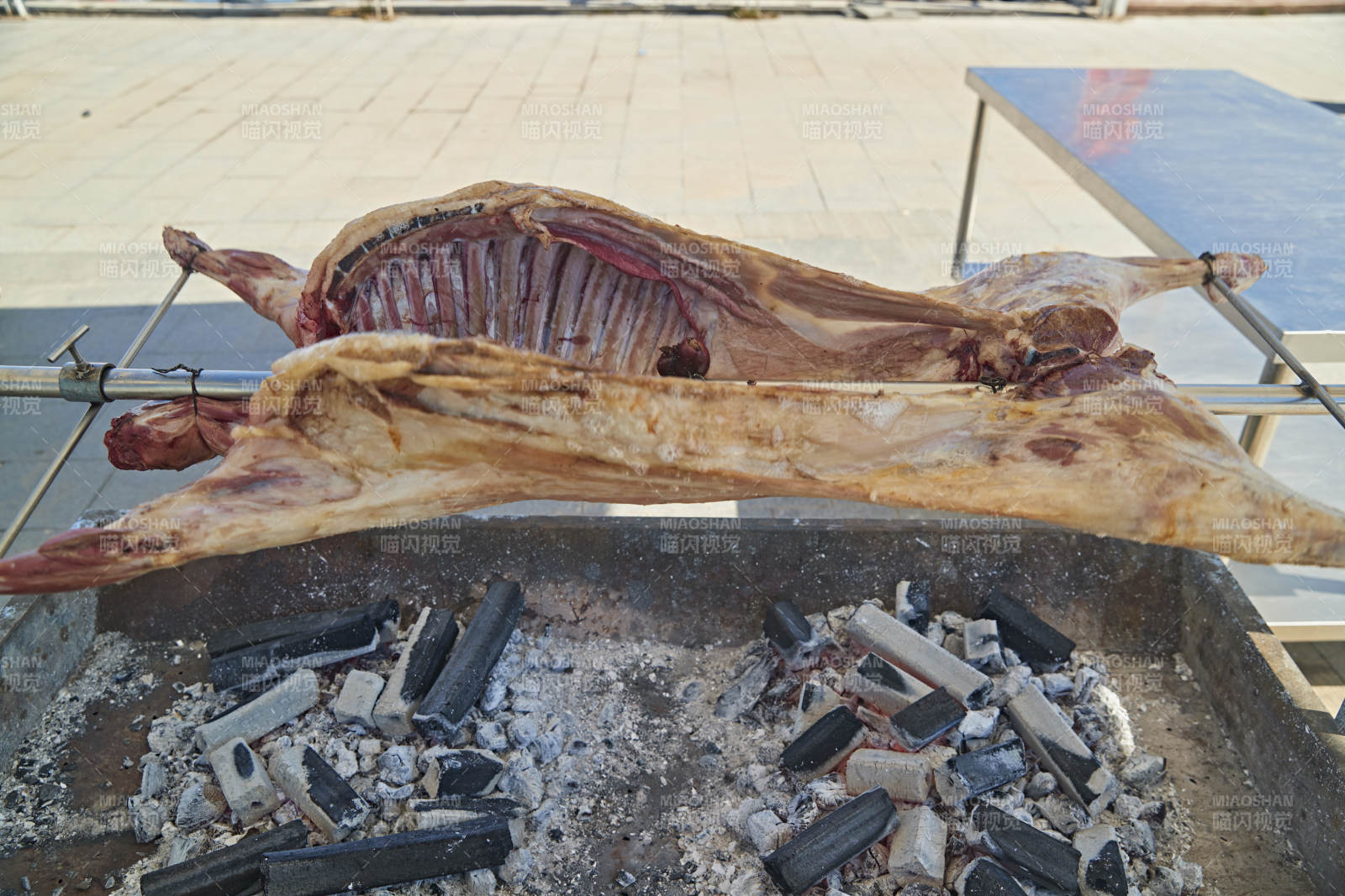 戶(hù)外傳統(tǒng)蒙餐烤全羊