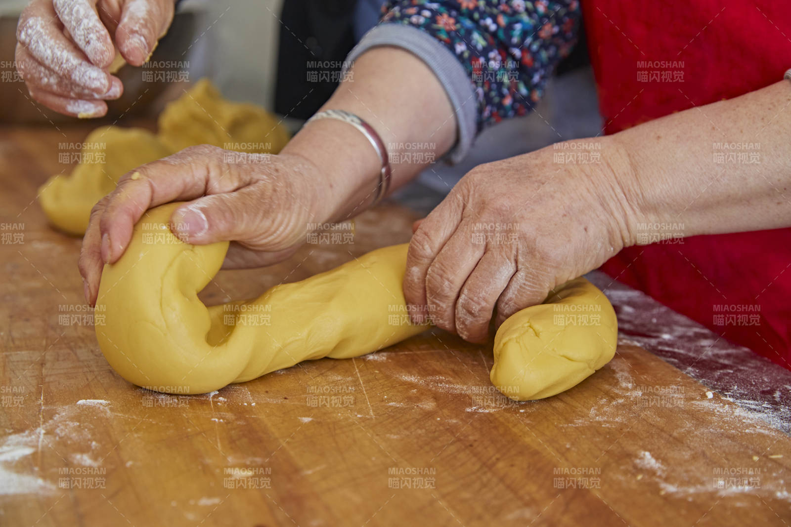 制作中秋传统美食月饼