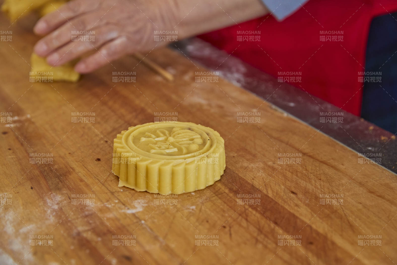 制作中秋传统美食月饼