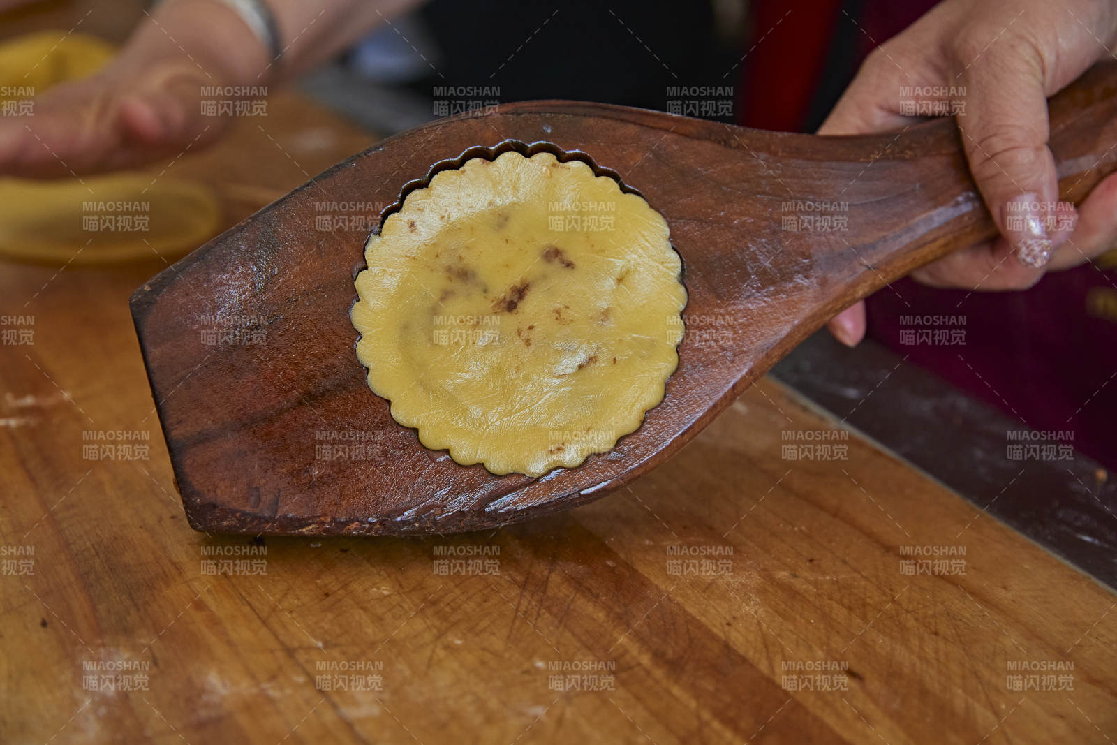 制作中秋传统美食月饼