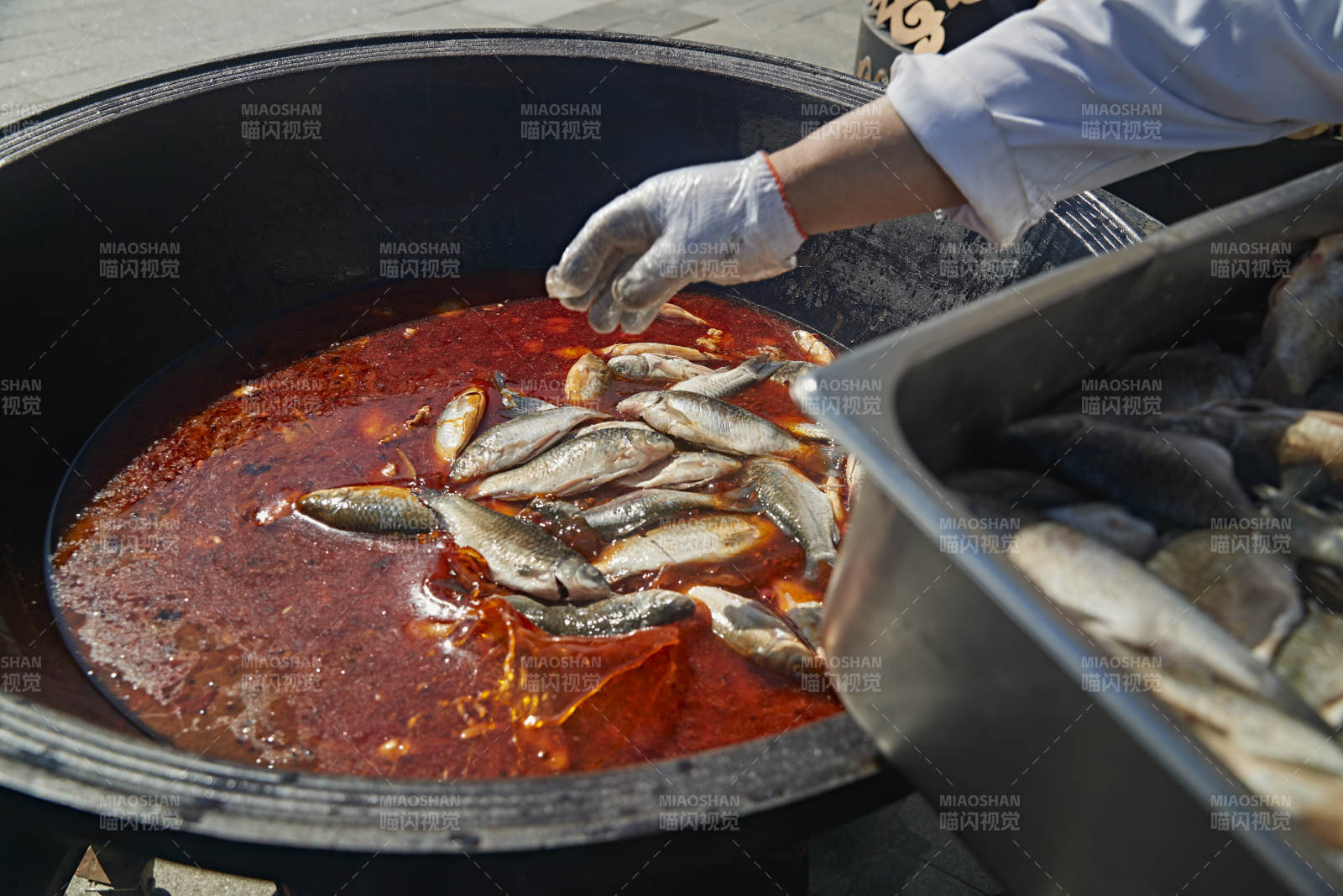 户外柴火铁锅炖煮的刚捕捞的野生鱼汤