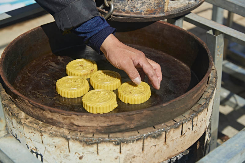 用传统烤炉烤制的美味月饼