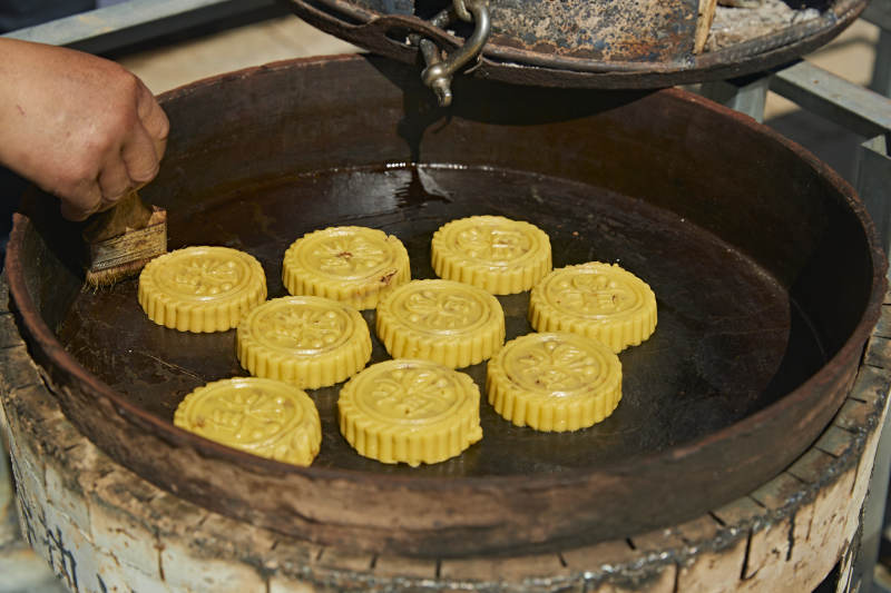用传统烤炉烤制的美味月饼