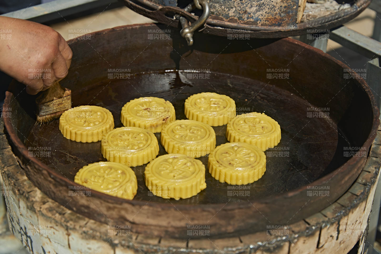 用传统烤炉烤制的美味月饼