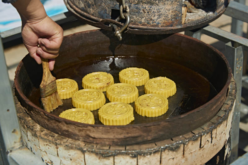 用传统烤炉烤制的美味月饼