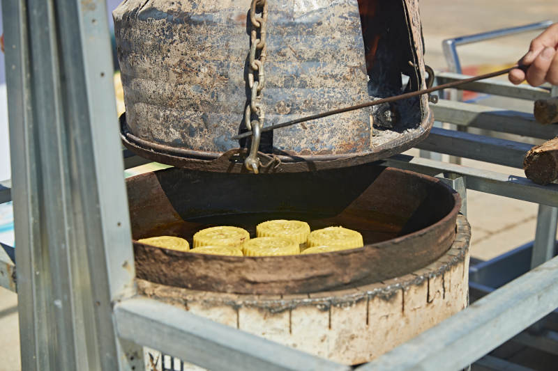 用传统烤炉烤制的美味月饼