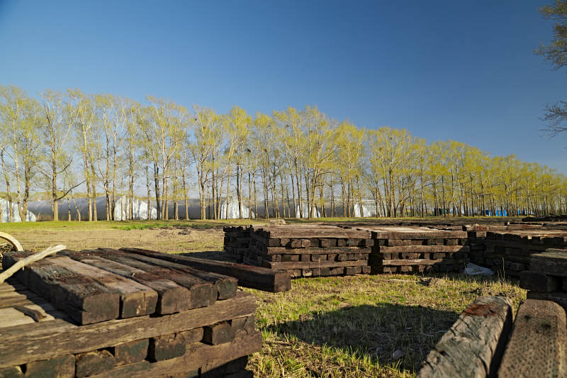 春天户外堆放在一起的木头