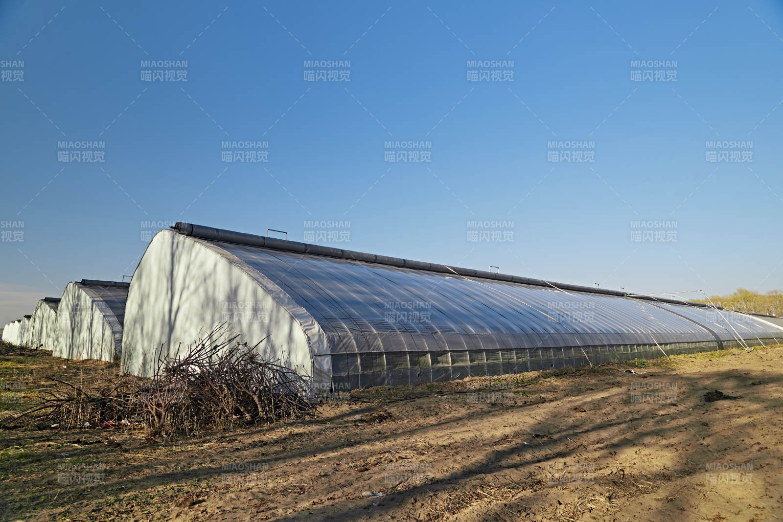 河北省沽源县库伦淖尔景区春季蔬菜大棚