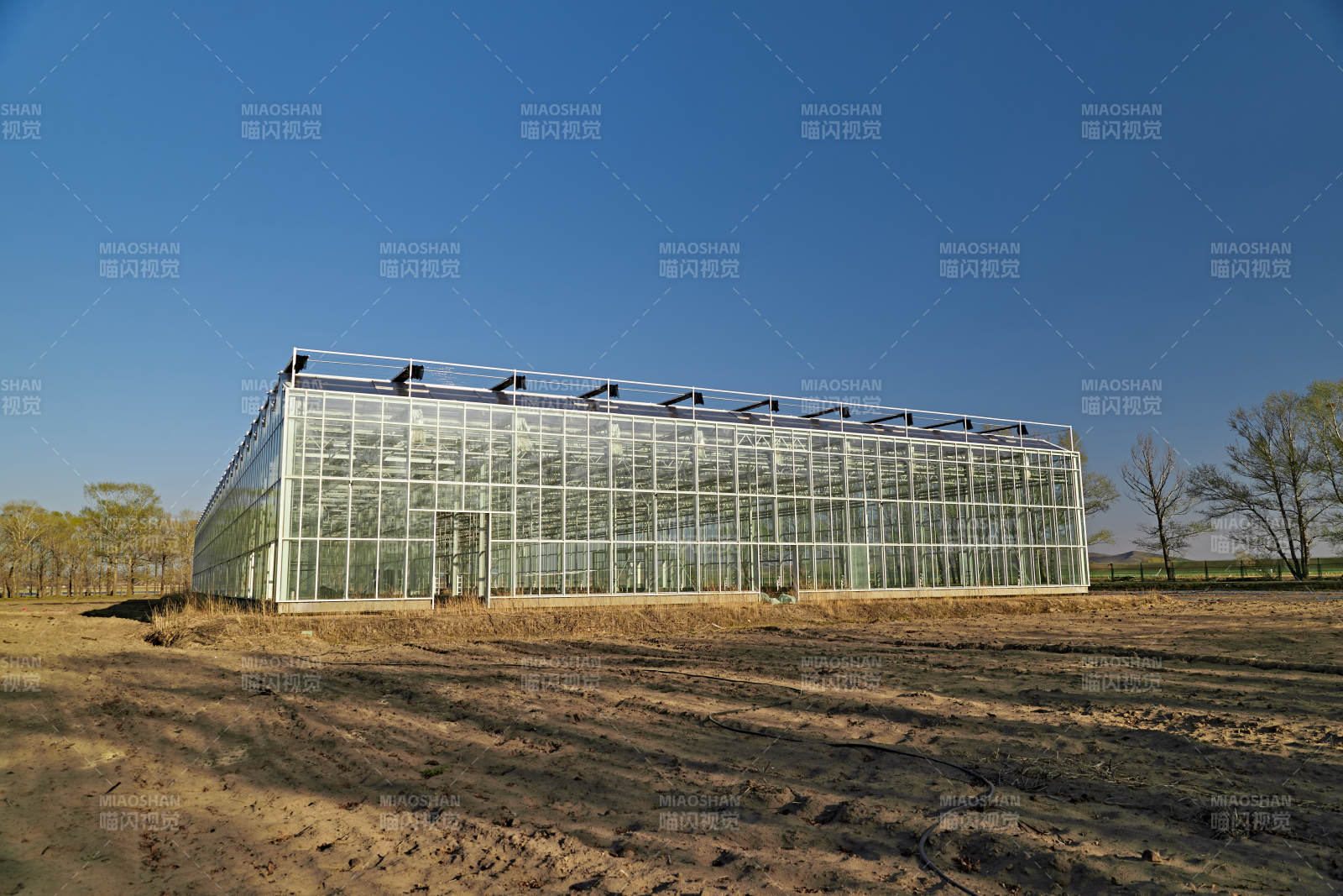 河北省沽源县库伦淖尔景区春季蔬菜大棚