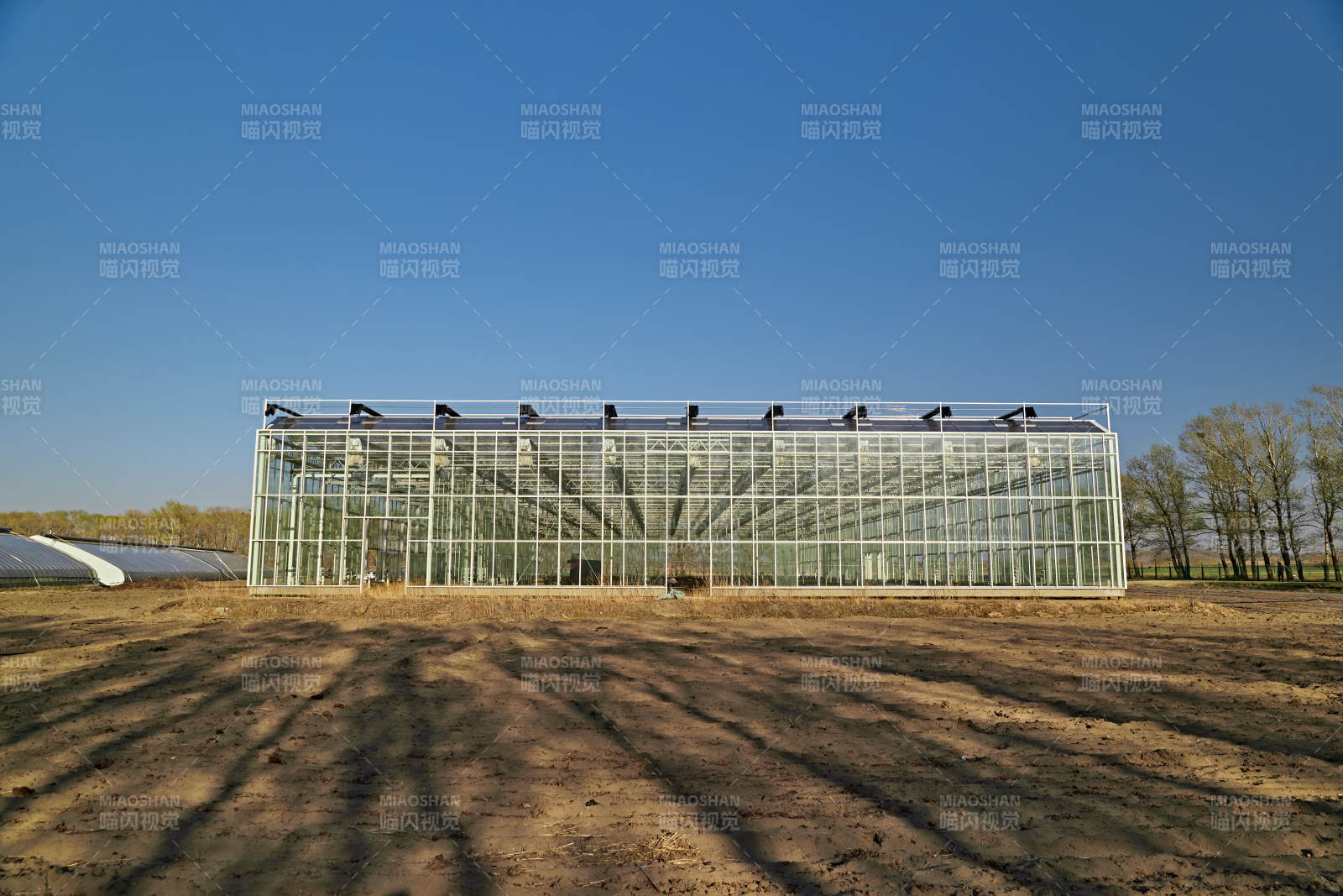 河北省沽源县库伦淖尔景区春季蔬菜大棚