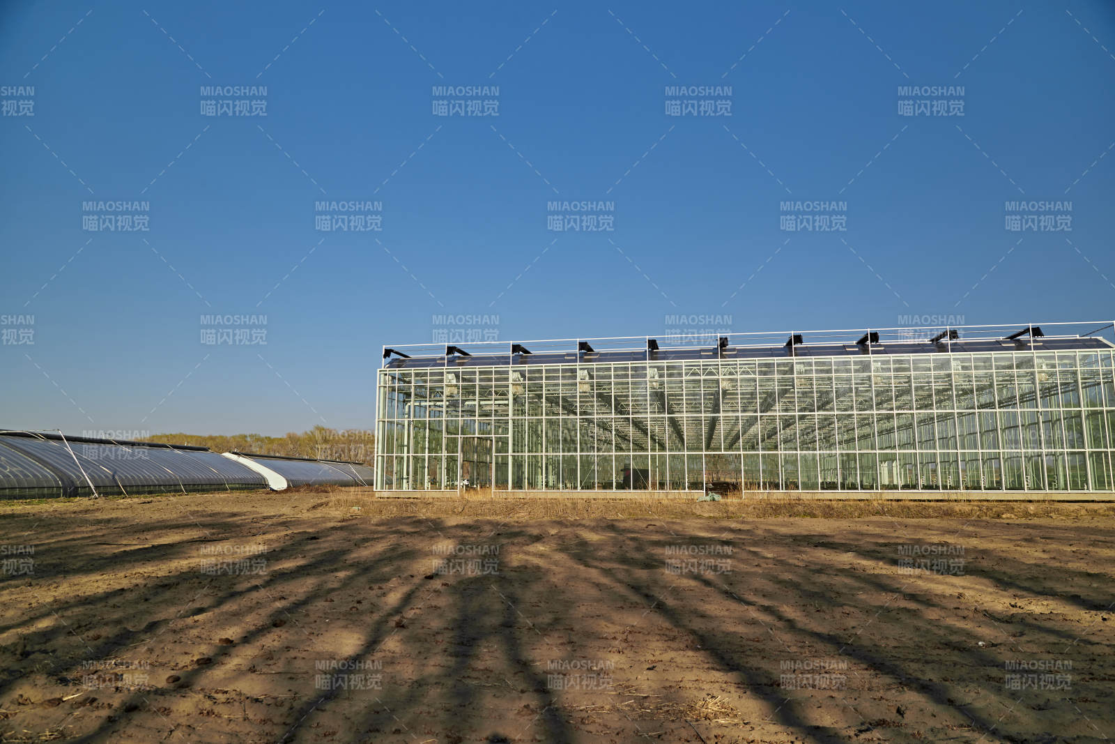 河北省沽源县库伦淖尔景区春季蔬菜大棚