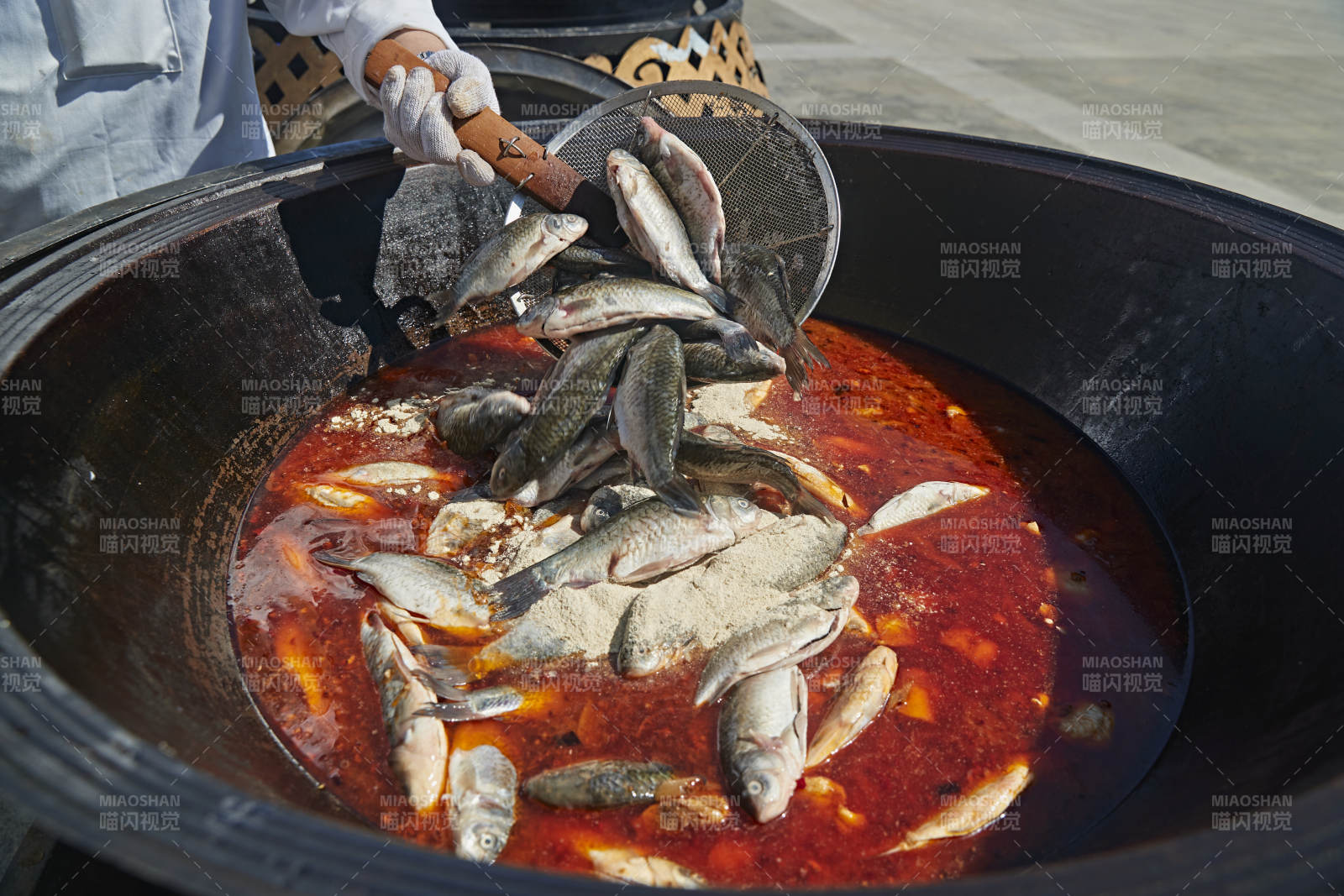 户外柴火铁锅炖煮的刚捕捞的野生鱼汤