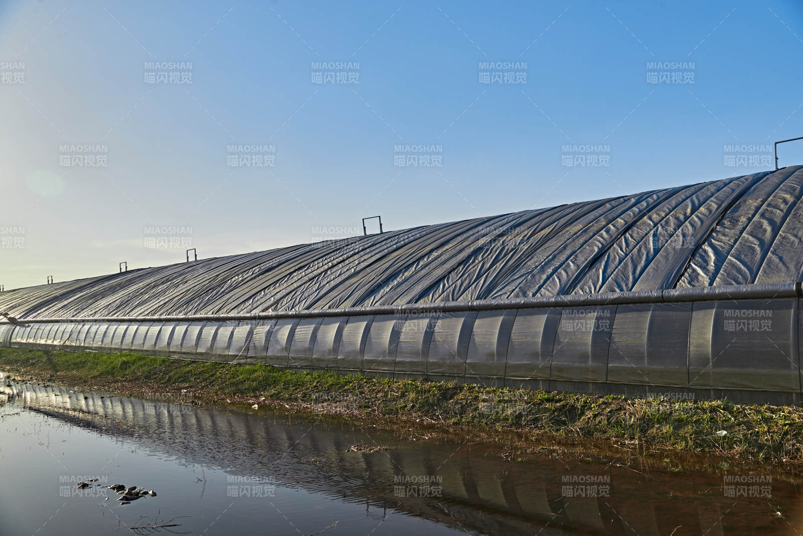 河北省沽源县库伦淖尔景区春季蔬菜大棚