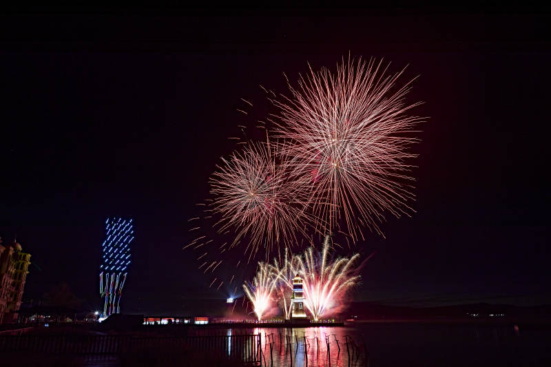 旅游景区湖面绽放的绚丽烟花礼花