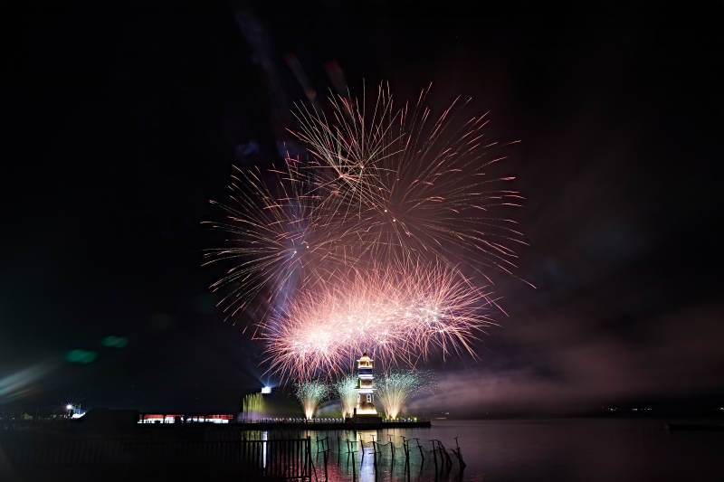 旅游景区湖面绽放的绚丽烟花礼花