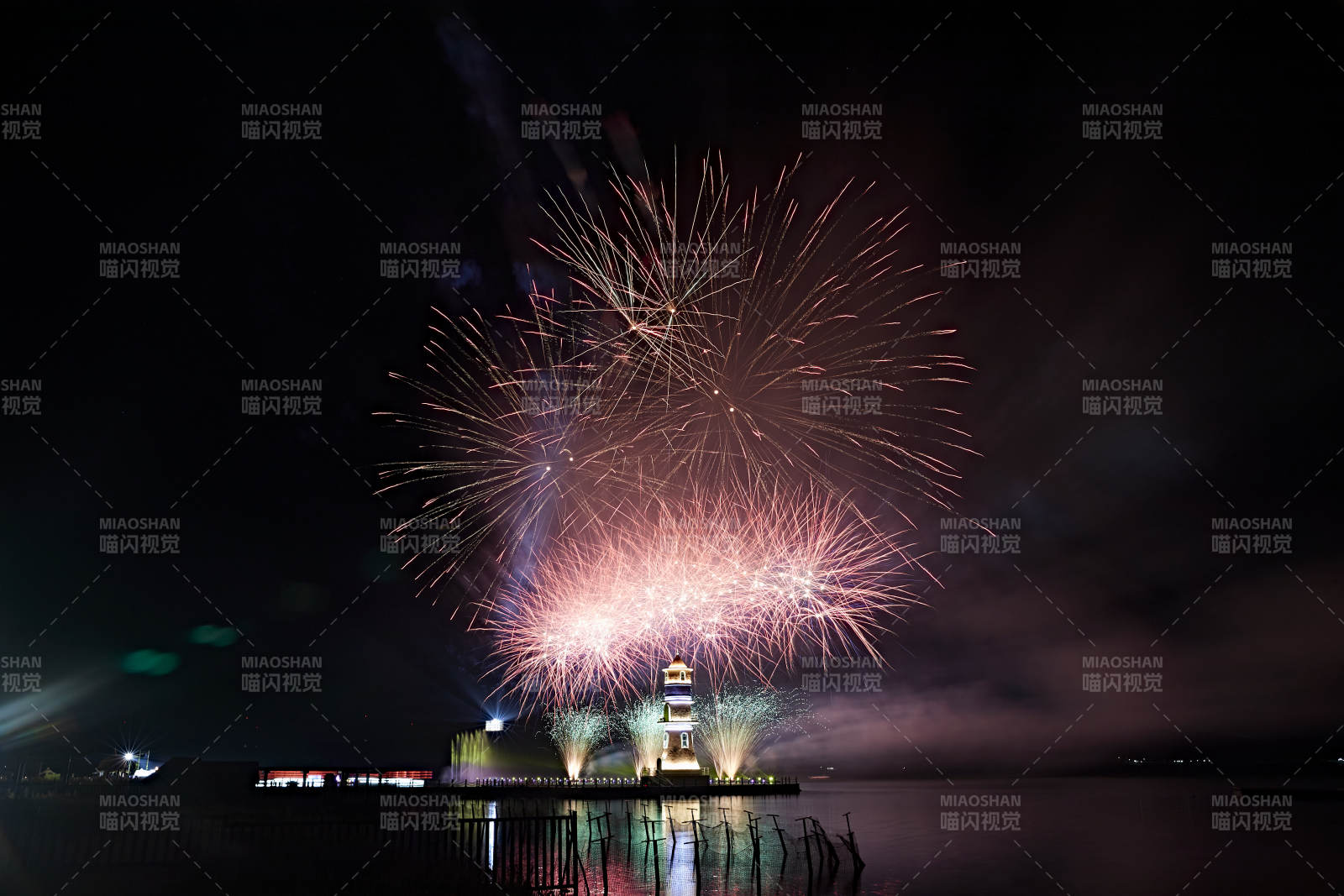 旅游景区湖面绽放的绚丽烟花礼花