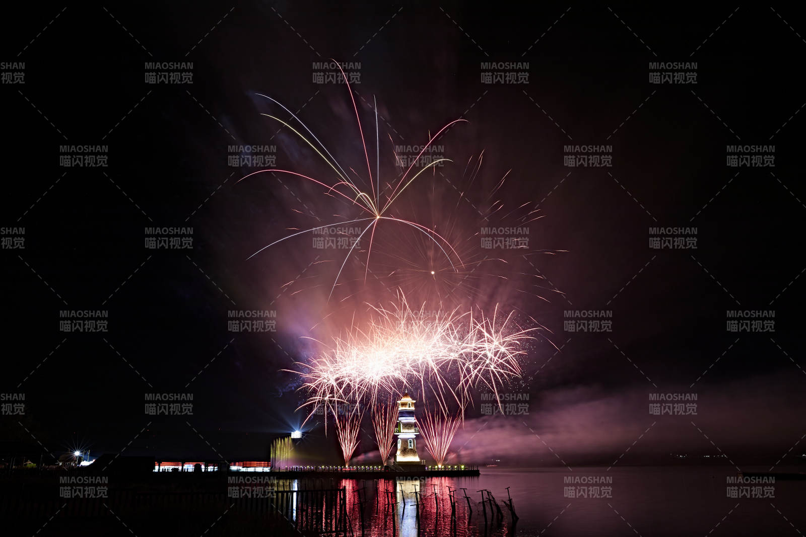 旅游景区湖面绽放的绚丽烟花礼花