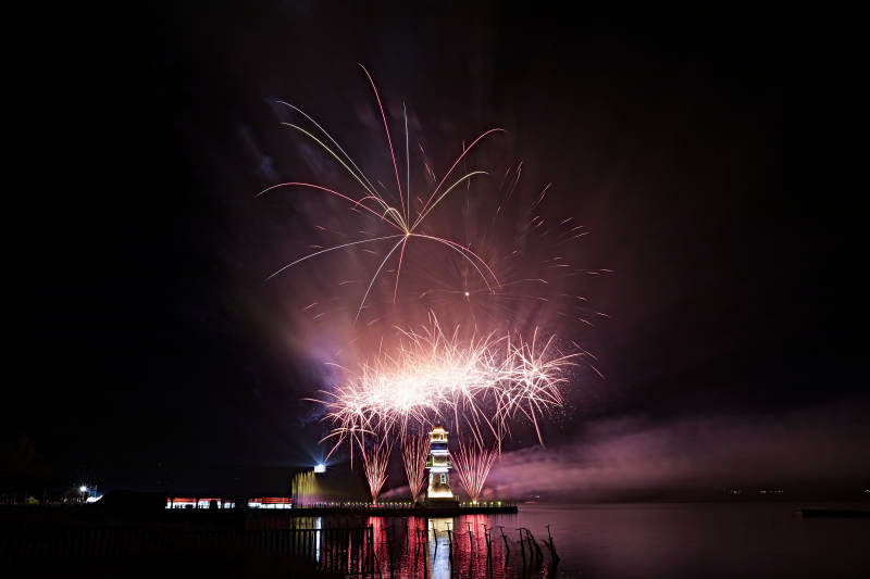 旅游景区湖面绽放的绚丽烟花礼花