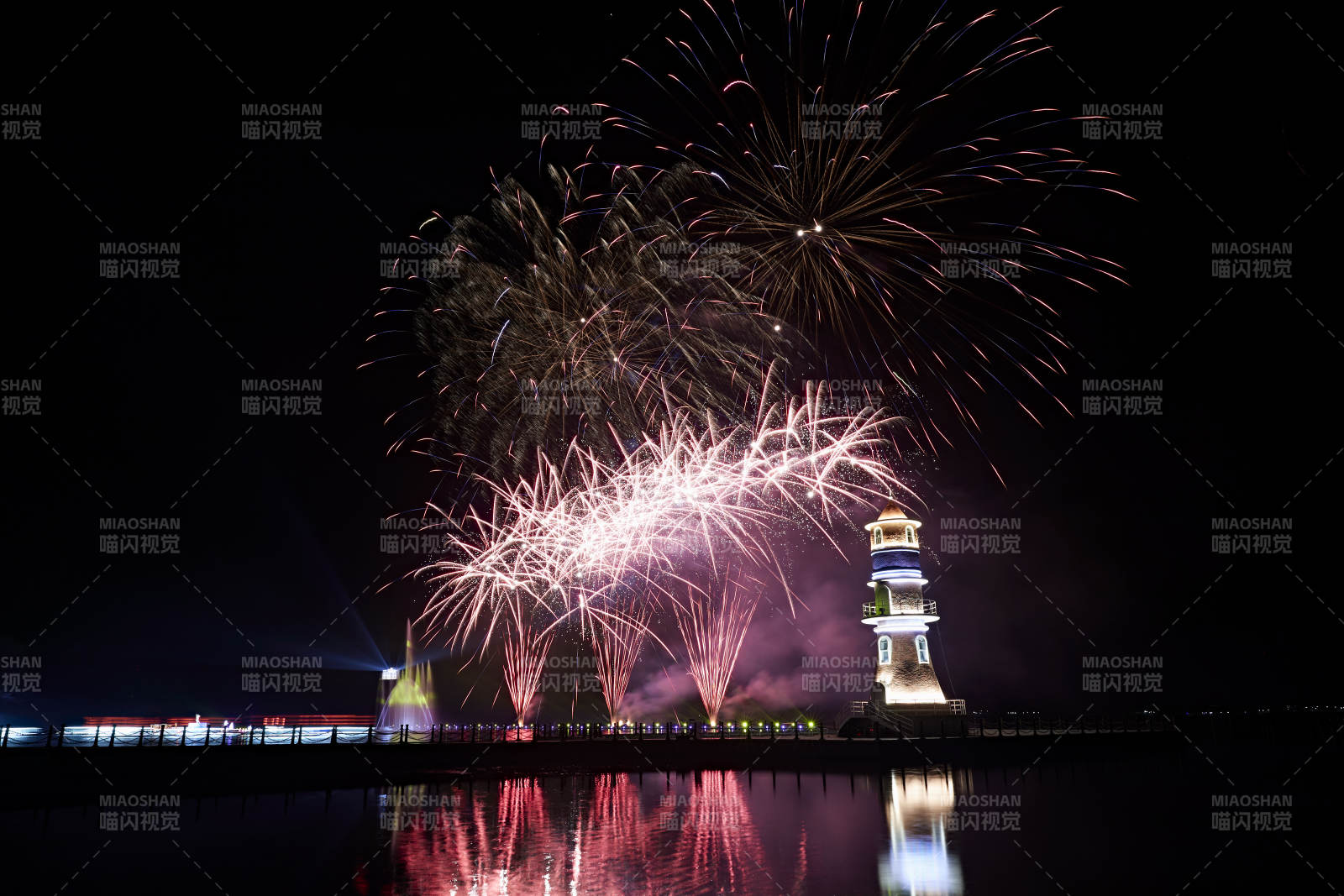 旅游景区湖面绽放的绚丽烟花礼花