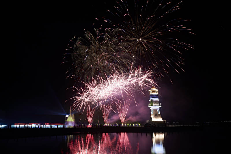 旅游景区湖面绽放的绚丽烟花礼花