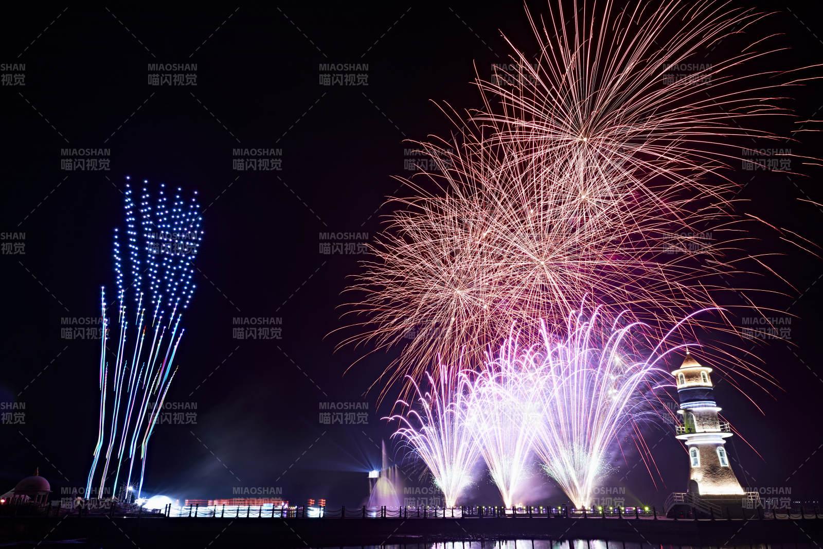 旅游景区湖面绽放的绚丽烟花礼花