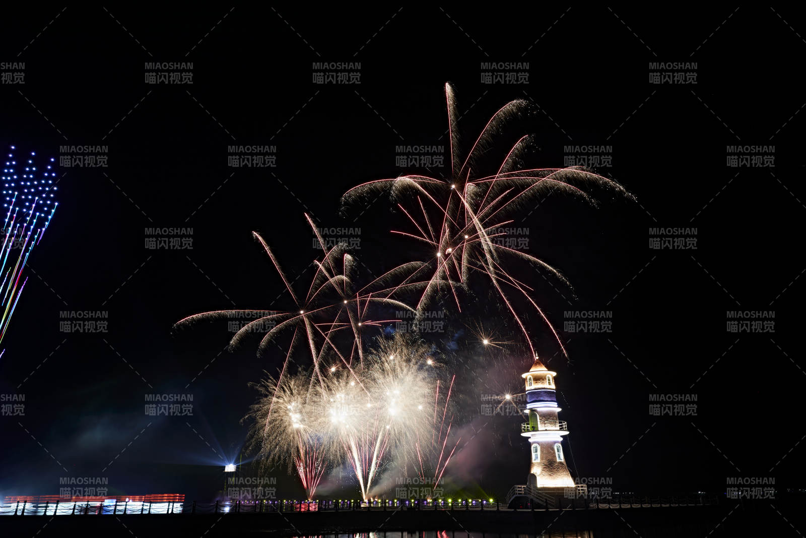 旅游景区湖面绽放的绚丽烟花礼花