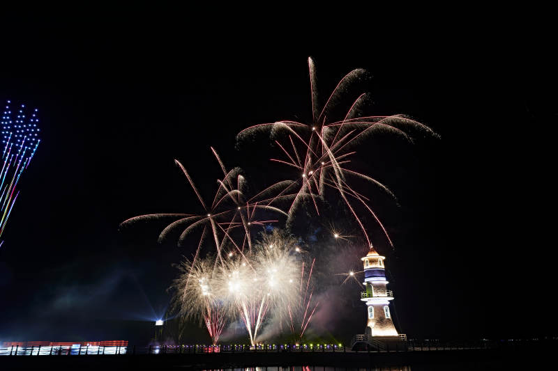 旅游景区湖面绽放的绚丽烟花礼花