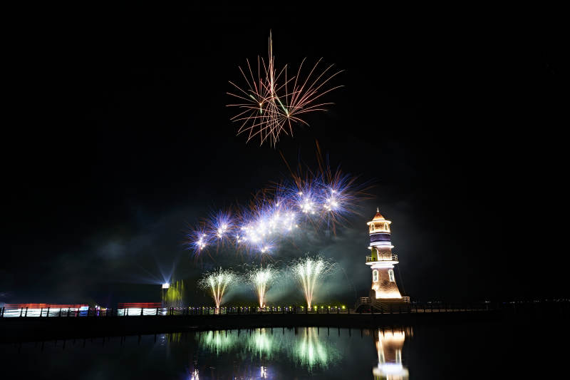 旅游景区湖面绽放的绚丽烟花礼花