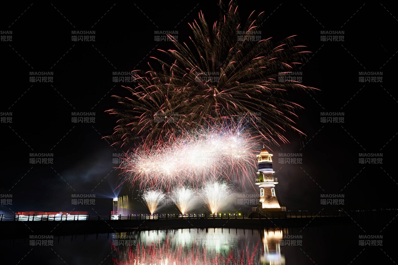 旅游景区湖面绽放的绚丽烟花礼花