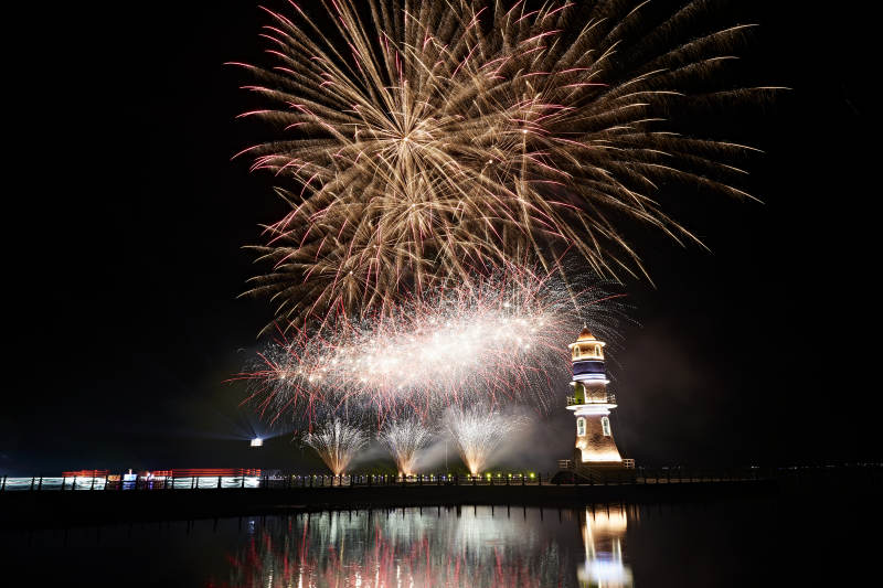 旅游景区湖面绽放的绚丽烟花礼花